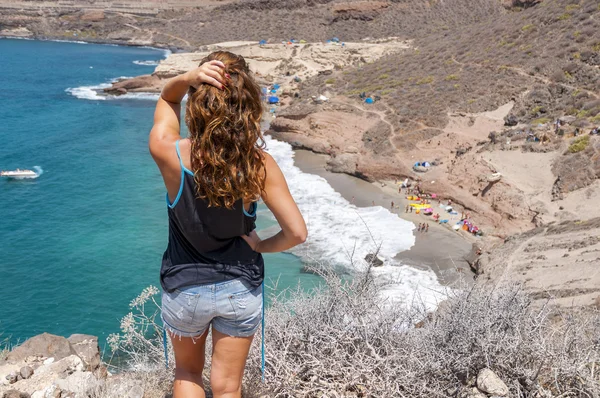 Ragazza guardando la spiaggia selvaggia di Tenerife — Foto Stock