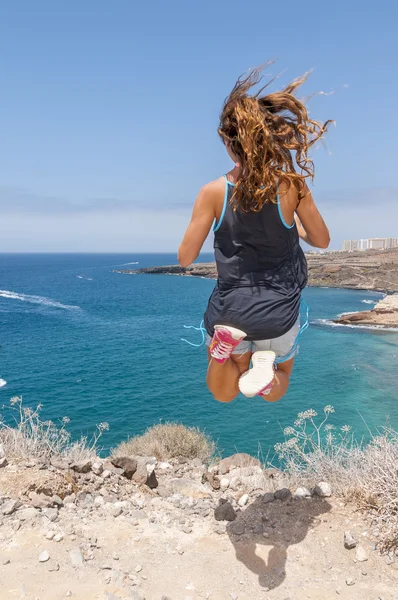 Ragazza che salta sulla spiaggia selvaggia di Tenerife — Foto Stock