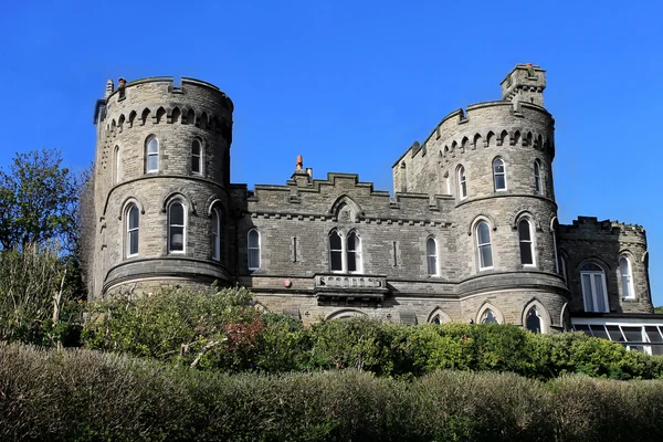 Historiska hus med slottet torn — Stockfoto
