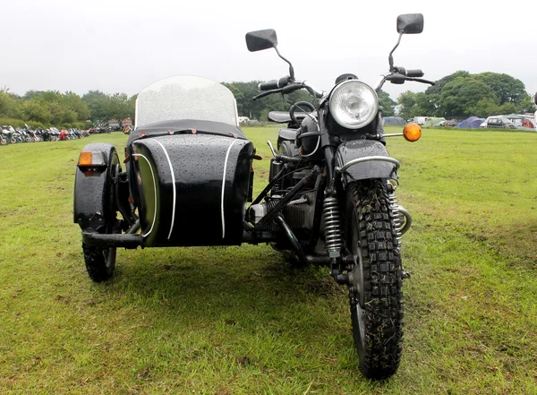 Motocykl s postranním vozíkem — Stock fotografie