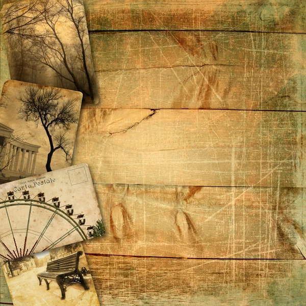 Vieilles cartes postales sur planches de bois avec rayures et texture — Photo