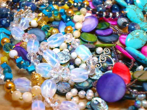 Scattering beads of semiprecious stones — Stock Photo, Image