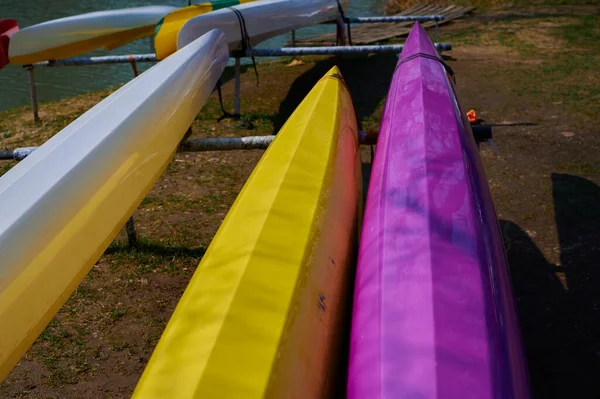 On the banks of the river lie a multi-colored canoe close-up — Stock Photo, Image