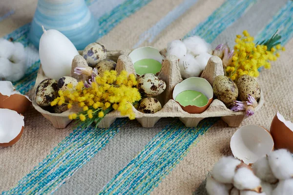 Velikonoční dekorace v krabici se svíčkami vejce a sušené květiny — Stock fotografie
