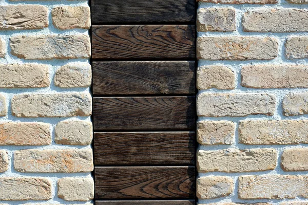 Decorative light brick with wooden elements inserts. close-up wall — Stockfoto