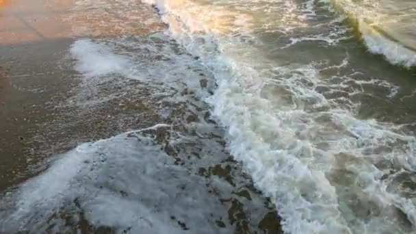 Морские волны и пена на берегу Черного моря галечный пляж. Видео 4k — стоковое видео