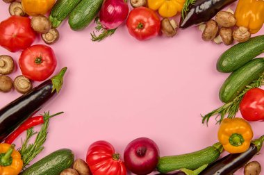 Açık pembe arka planda farklı sebze ve biberiye türleri eklemek için bir yer