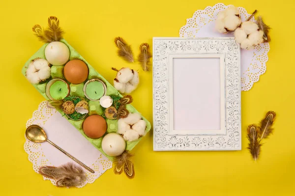 Space Insert Vintage Frame Easter Decor Made Feathers Candles Eggs — Stock fotografie