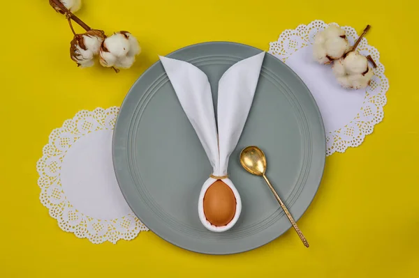 Yumurta ve kulaklar kaşık ve pamuk ile bir tabak ve yerleştirmek için yer