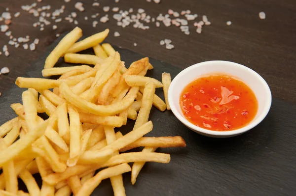 Fast food kızartması ve kırmızı acı sos. Döner plan. Üst taraf yatay görüş.