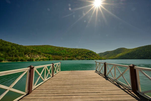 Vista Colinas Verdes Lago Azul Turquesa Partir Pequeno Cais Durante — Fotografia de Stock