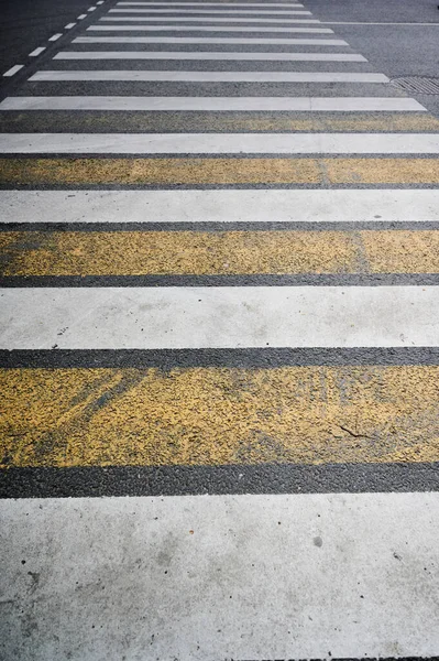 歩行者天国白黄色のクローズアップ垂直写真 — ストック写真
