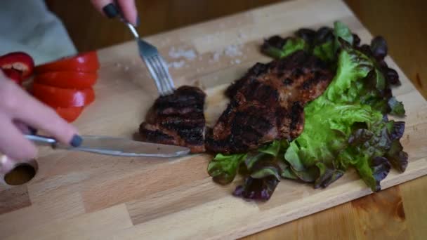 4k vídeo cut a steak on a wooden board, cut meat — Vídeo de Stock