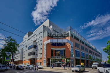 Krasnodar Alışveriş Merkezi Galerisi 18 Mayıs 2021 Golovatogo Caddesi 313, Krasnodar, Rusya yatay fotoğrafı, öğleden sonra, yazı: Galeri Krasnodar