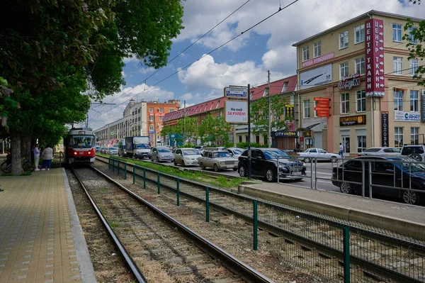 18 Mayıs 2021 'de Rusya' nın başkenti Krasnodar 'da tramvay ve tramvay trafiği öğleden sonra 