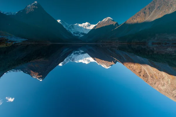 Weiße Berge spiegeln sich im glatten Wasser. gorny altai russland — Stockfoto