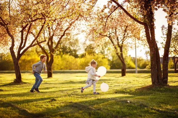 Broer en zus buiten spelen — Stockfoto