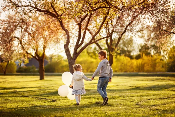 Bror och syster spelar utanför — Stockfoto