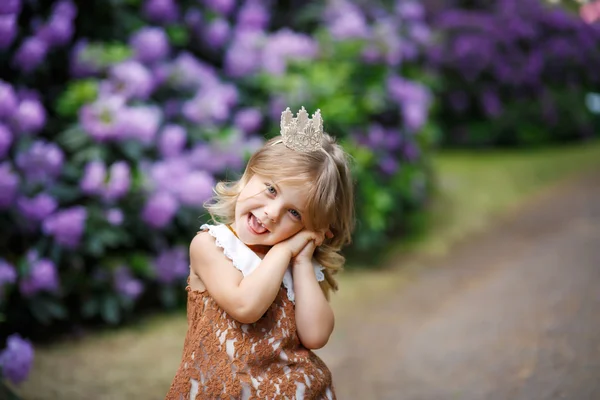 Lief klein meisje buitenshuis — Stockfoto