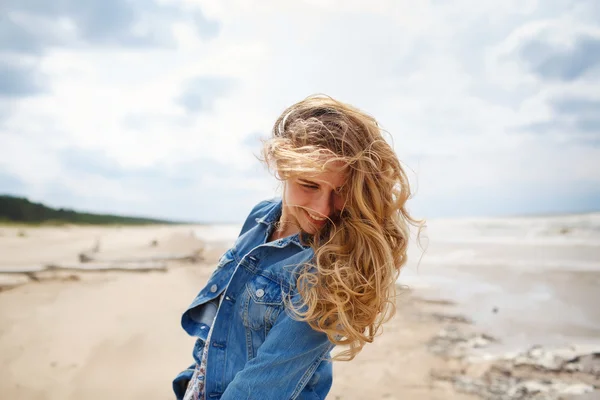 해변의 행복 한 소녀. — 스톡 사진