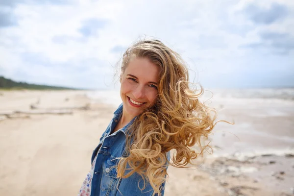 Lycklig flicka på stranden. Royaltyfria Stockbilder