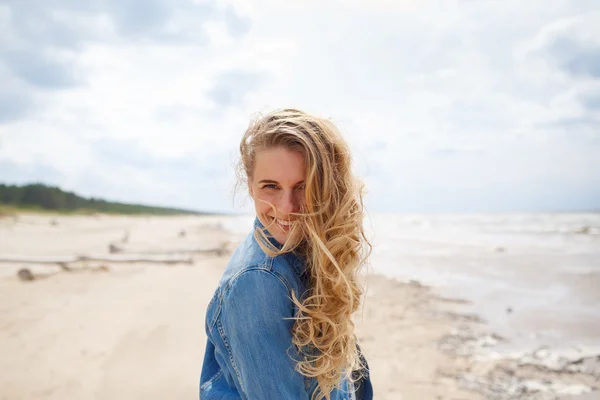 Szczęśliwa dziewczyna na plaży. Zdjęcie Stockowe
