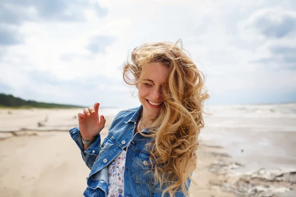 Lycklig flicka på stranden. Stockbild