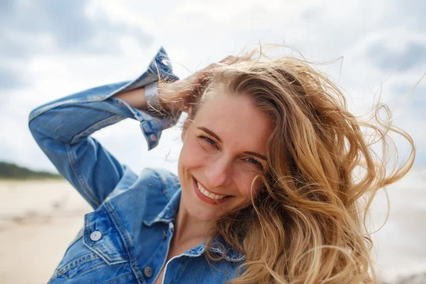 Gelukkig meisje op het strand. Rechtenvrije Stockfoto's