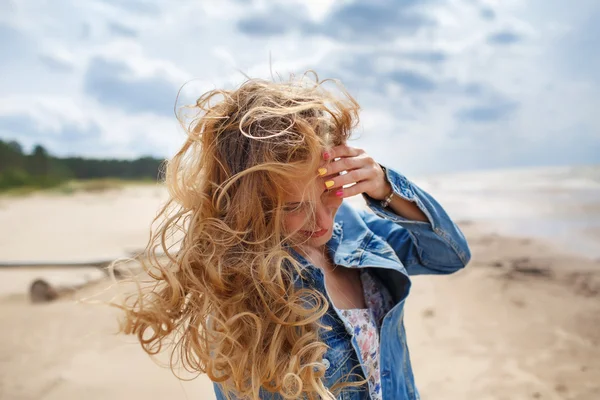 Lycklig flicka på stranden. Stockfoto