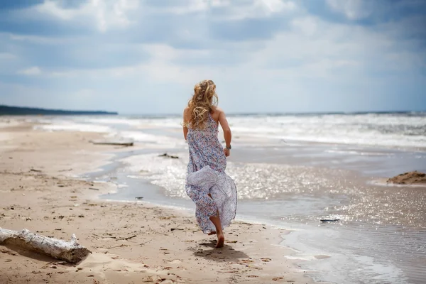 Hermosa chica en la playa — Foto de Stock