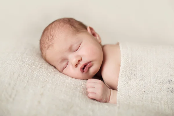 Niña recién nacida, durmiendo en una manta . — Foto de Stock