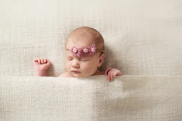 Pasgeboren babymeisje, asleeping op een deken. — Stockfoto