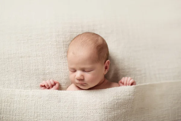 Nyfödd baby flicka, asleeping på en filt. — Stockfoto