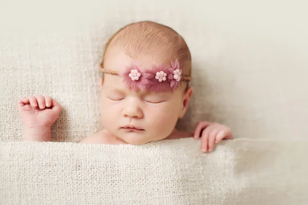 Niña recién nacida, durmiendo en una manta . — Foto de Stock