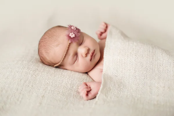 Neugeborenes Mädchen schläft auf einer Decke. — Stockfoto