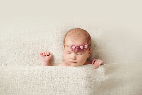 Pasgeboren babymeisje, asleeping op een deken. — Stockfoto