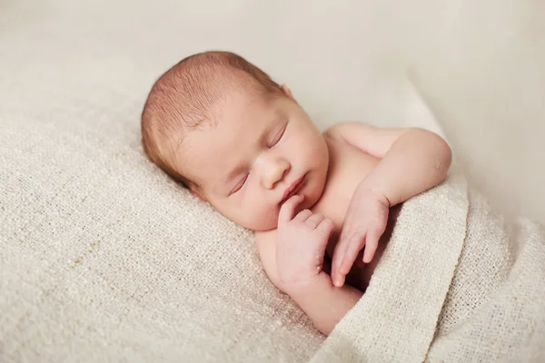 Neugeborenes Mädchen schläft auf einer Decke. — Stockfoto