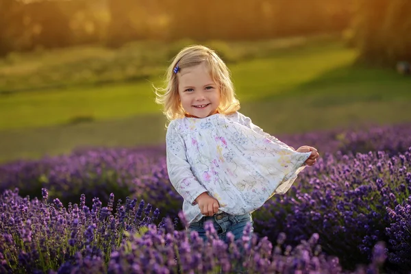 Schattige babymeisje in een Lavendel veld — Stockfoto