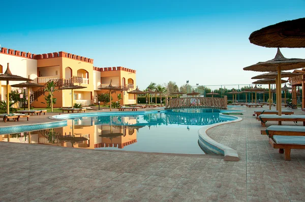 Tropical resort hotel pool — Stock Photo, Image