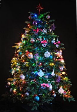 Aydınlatılmış Noel ağacı