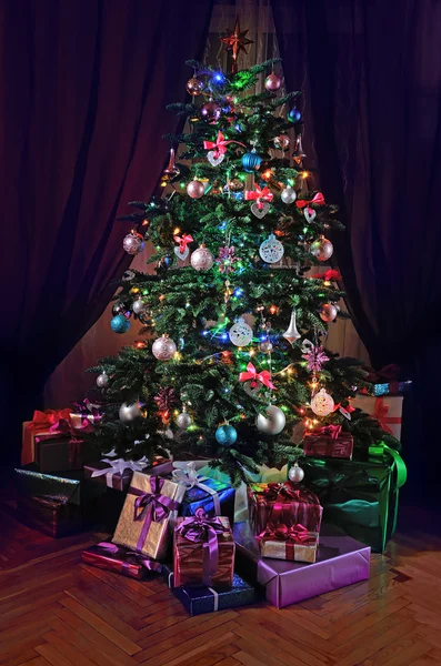 Árvore de Natal com presentes — Fotografia de Stock