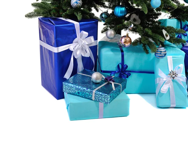 Hadiah Natal biru di bawah pohon — Stok Foto