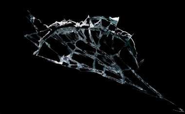 Kırık ayna ve cam kırıkları siyah zemin üzerinde izole edilmiş bir soyutlama şeklinde çatlaklar oluşturuyor.
