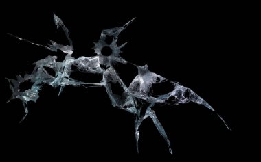 Kırık ayna ve cam kırıkları siyah zemin üzerinde izole edilmiş bir soyutlama şeklinde çatlaklar oluşturuyor.