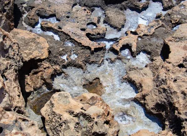 Υπόβαθρα Και Υφή Στην Ακρογιαλιά Πέτρινα Κοιτάσματα Πλημμυρισμένα Νερό Και — Φωτογραφία Αρχείου