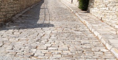 Eski şehrin güzel bir caddesi, taşlarla döşenmiş bir duvar, bir yol, bir kaldırım, insanların hayatı için her şey.