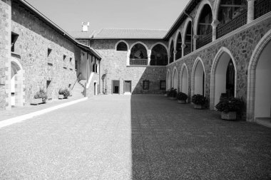 Eski şehrin güzel bir caddesi, taşlarla döşenmiş bir duvar, bir yol, bir kaldırım, insanların hayatı için her şey.