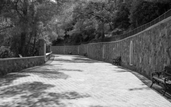Piękna Ulica Starego Miasta Mur Wyłożony Jasnym Kamieniem Droga Chodnik — Zdjęcie stockowe