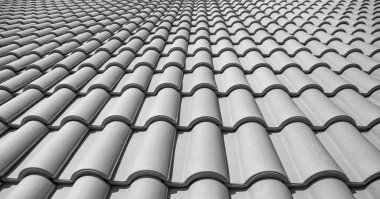 Çatıdaki kiremitler, çizgiler gökyüzüne ve mesafeye uzanıyor.