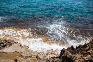 Sahilde, yükselen dalgalarla dolu bir kıyıda.